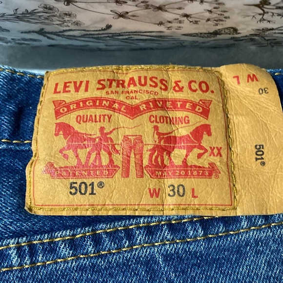 Levi's | 501 Blue Jean Shorts with Vintage Fade - Distressing - W30 - Picture 2 of 7